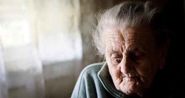 Très vieille femme fatiguée