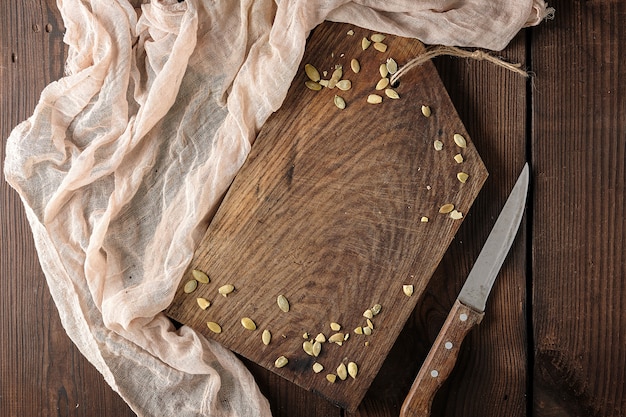 Très vieille planche à découper en bois marron vide et serviette de cuisine