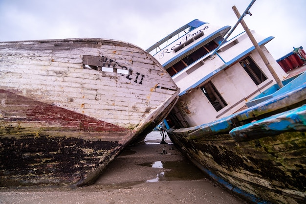 Un très vieux bateau sur le sable