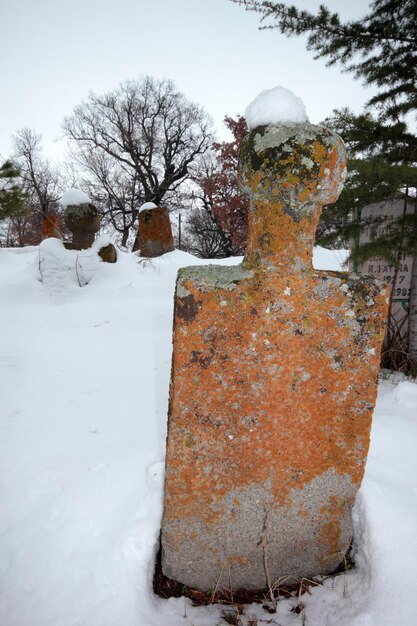 Très vieux cimetière sous la neige