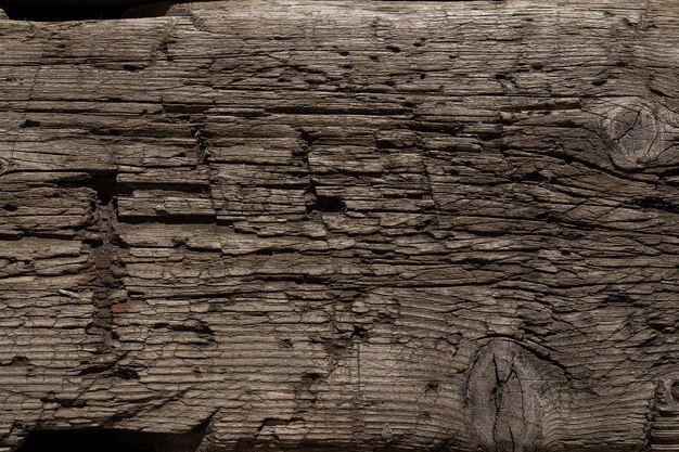 Un très vieux fond en bois minable et battu avec des coupures profondes d'un couteau et des traces de coups