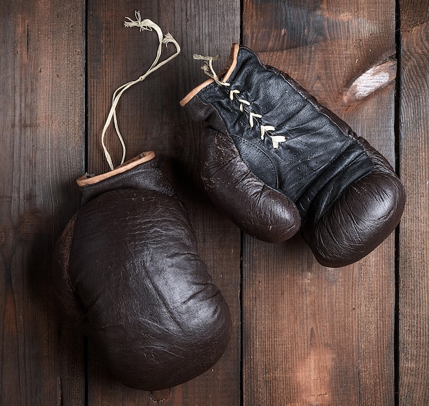 Très vieux gants de boxe marron