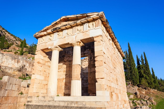 Le trésor d'Athènes ou trésor athénien à Delphes. Delphes est un ancien sanctuaire qui s'est enrichi en tant que siège d'oracle qui a été consulté sur des décisions importantes dans le monde classique antique.