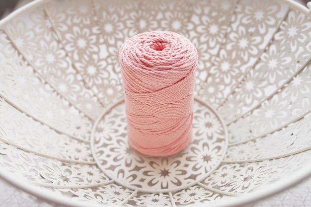 Tressage de macramé fait à la main et fils de coton dans un panier blanc Cordons et cordes de macramé en coton