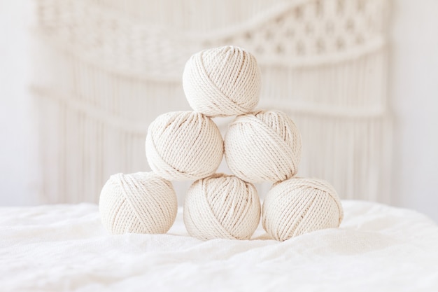 Tressage macramé fait main et fils de coton. Image bonne pour les bannières et publicités en macramé et artisanat. Espace de copie