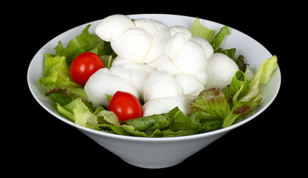 Tresse de mozzarella italienne avec salade et tomates