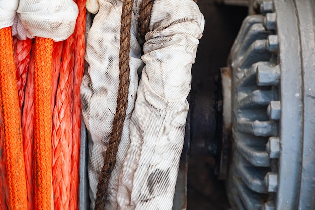 Treuil hydraulique marin pour les opérations d'amarrage avec une corde enroulée autour