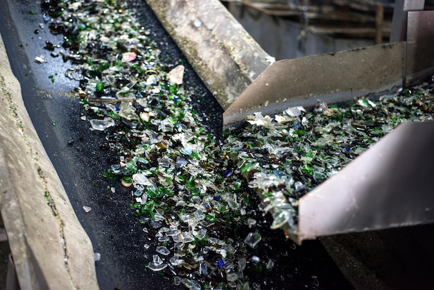 Tri des déchets de verre à l'usine de tri des déchets