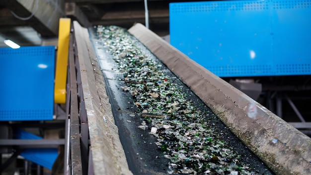 Tri des déchets de verre à l'usine de tri des déchets