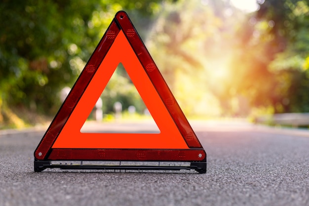 Triangle rouge, panneau d'arrêt d'urgence rouge, symbole d'urgence rouge sur la route.