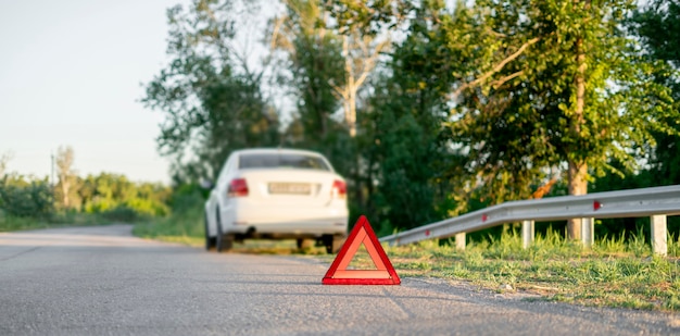 Un triangle rouge signe sur la route comme symbole de l'accident de voiture sur l'autoroute