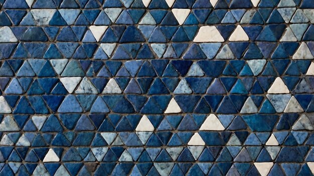 des triangles en mosaïque de différentes nuances de bleu