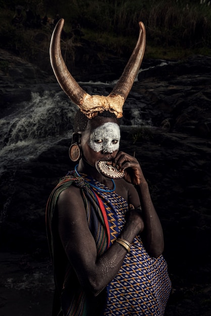 Tribu Surmi Avec Costume Traditionnel Suri Ou Surma Vivent Dans La Vallée De L'omo Parc National De L'omo En éthiopie