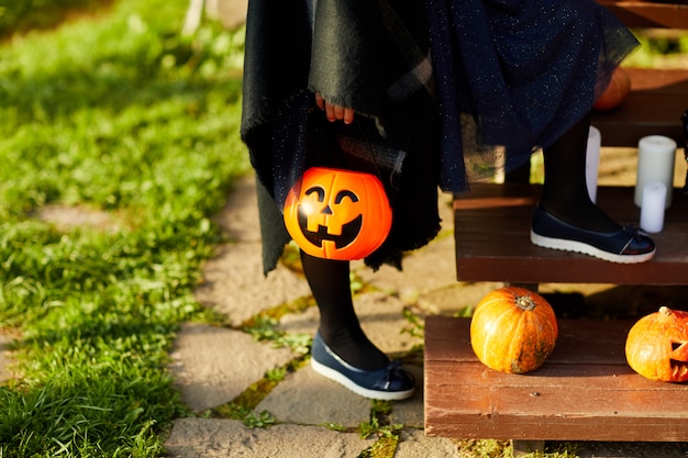 Photo trick or treat bucket sur la main de la jeune fille