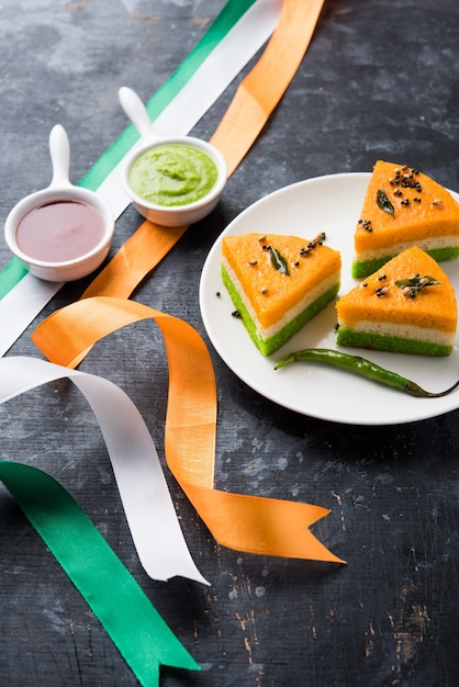 Tricolore ou tiranga khaman Dhokla pour la célébration de la fête de l'indépendance ou de la république en utilisant les couleurs du drapeau indien