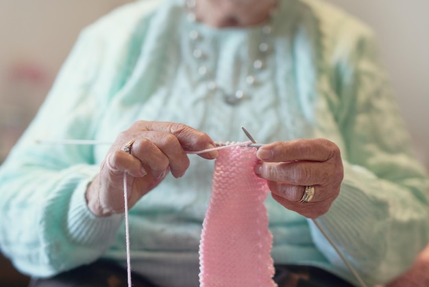 Le tricot aide à passer le temps Gros plan d'une femme senior méconnaissable en train de tricoter