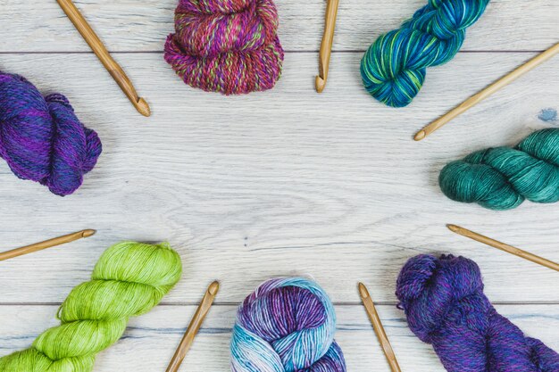 Tricot de fournitures sur une table en bois