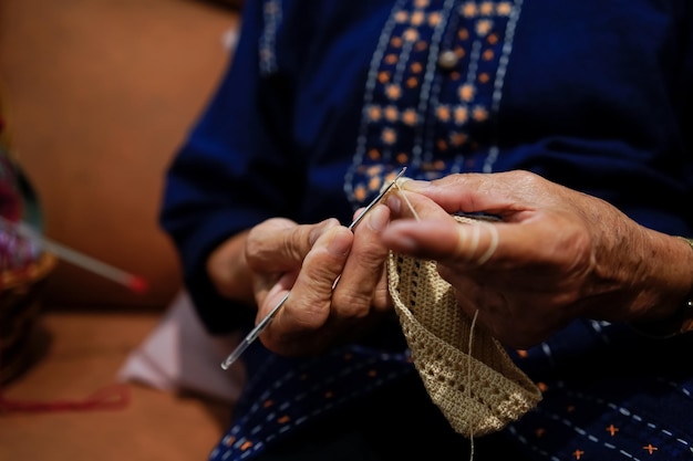 Tricoter à La Main Avec Crochet Des Personnes âgées C'est Un Passe-temps à La Retraite