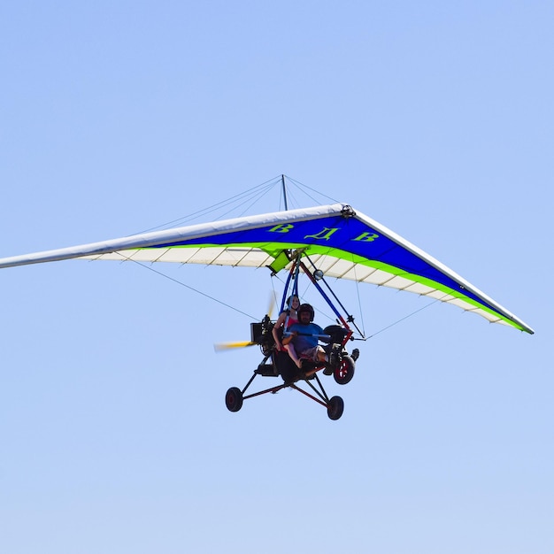 Trike volant dans le ciel avec deux personnes