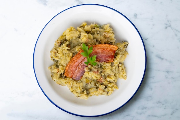 Trinxat de la Cerdaa Recette typique du nord de la Catalogne cuite avec des pommes de terre de chou blanc