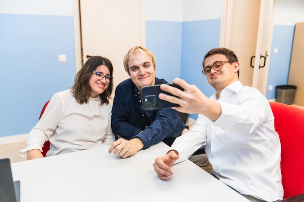 Un trio soudé, un avec le syndrome de Down, apprécie un selfie ensemble.