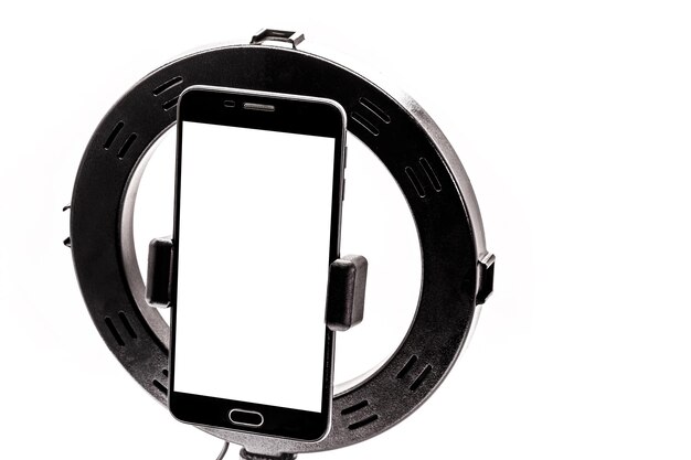 Tripes de modèle Ring Light avec fond blanc isolé, téléphone portable filmant vertical debout avec un espace pour le texte ou la photo.