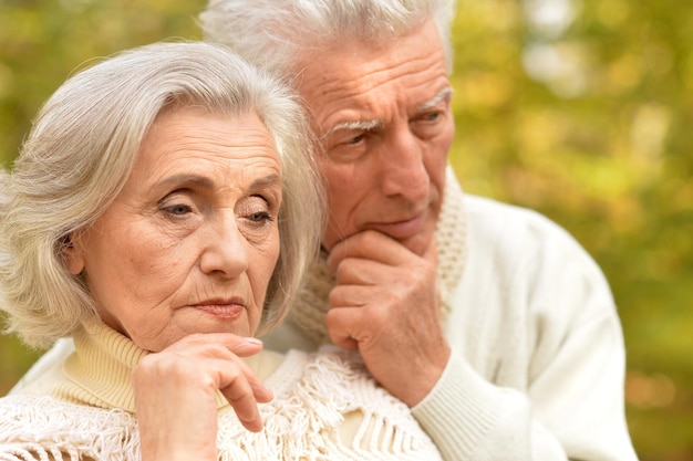 Triste couple de personnes âgées dans le parc