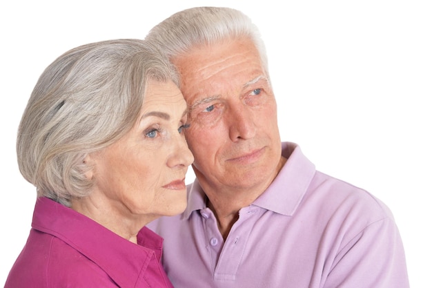 Triste couple de personnes âgées isolé sur fond blanc