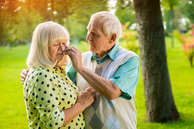 Triste couple de personnes âgées.