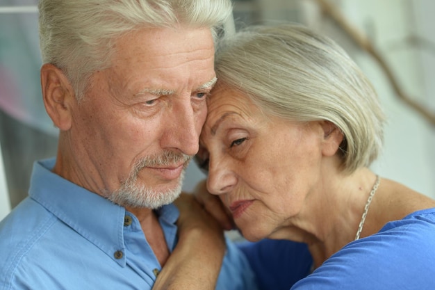 Triste couple de personnes âgées