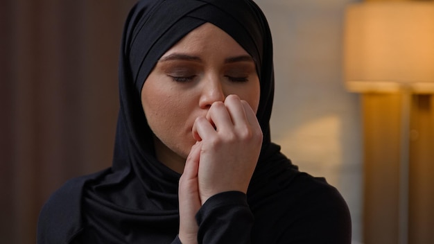 Triste déçu bouleversé pleurer arabe musulman arabe femme fille multiraciale dame s'asseoir à l'intérieur accueil