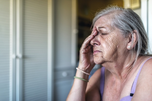 Triste déprimé, stressé, réfléchi, senior, vieille femme, sombre, inquiet, couvrant son visage