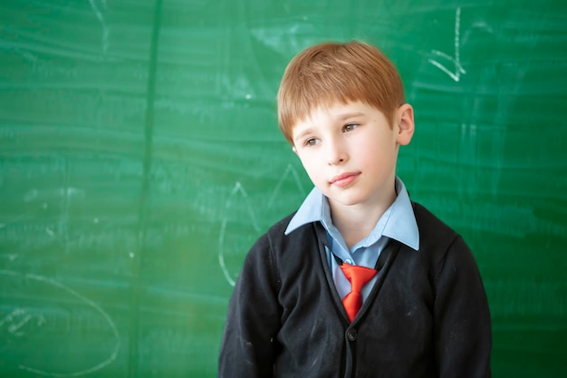 Triste enfant étudiant en classe