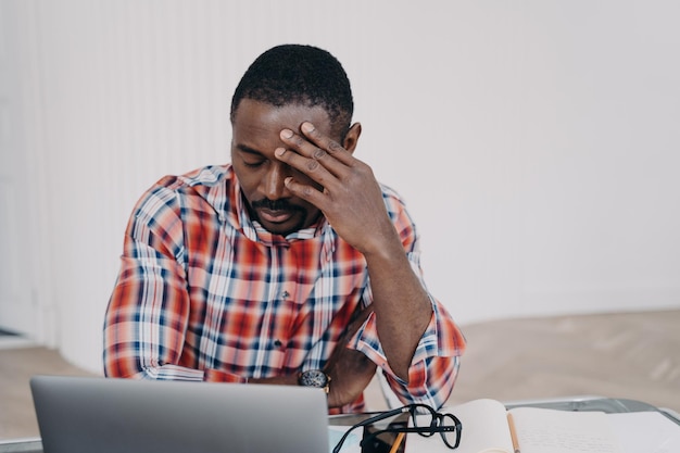 Triste enseignant ou homme d'affaires en ligne fatigué Étude à distance ou apprentissage à distance au travail Concept de date limite