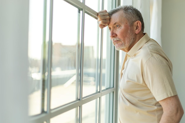 Photo triste fatigué solitaire déçu senior senior man seul à la maison malheureux grand-père à malheureusement outsi