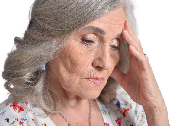 Triste femme âgée isolée sur fond blanc