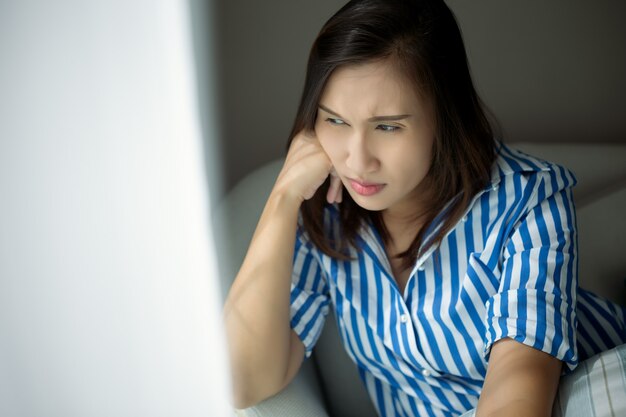 La triste femme pensive à la maison.