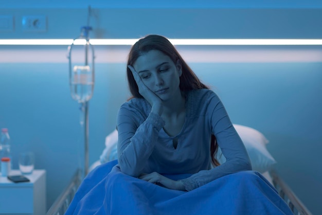 Photo triste femme seule à l'hôpital la nuit