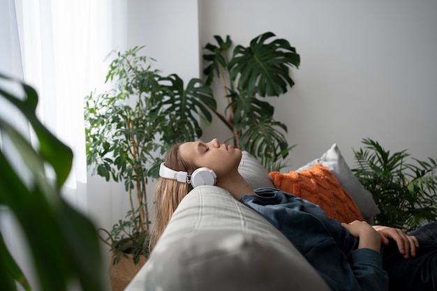 Photo triste jeune femme à la maison