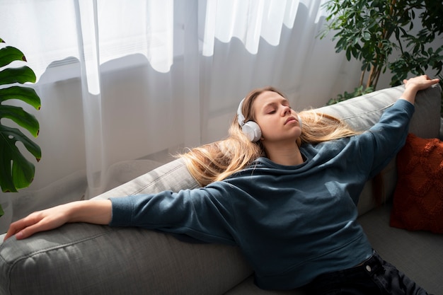 Photo triste jeune femme à la maison