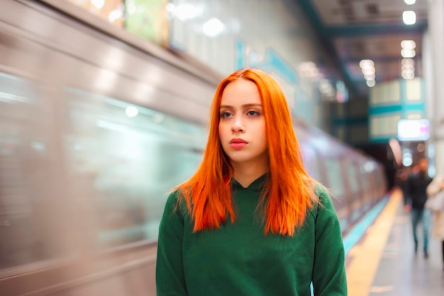 Triste jeune femme rousse regardant la caméra décrire l'aliénation et la dureté de la vie en ville