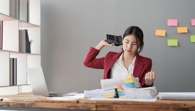 Triste jeune femme travaillant au bureau à domicile et se remue-méninges en écrivant sur papier Une femme d'affaires insatisfaite se froisse en jetant les feuilles de papier radiées avec de mauvaises idées et des erreurs Crise