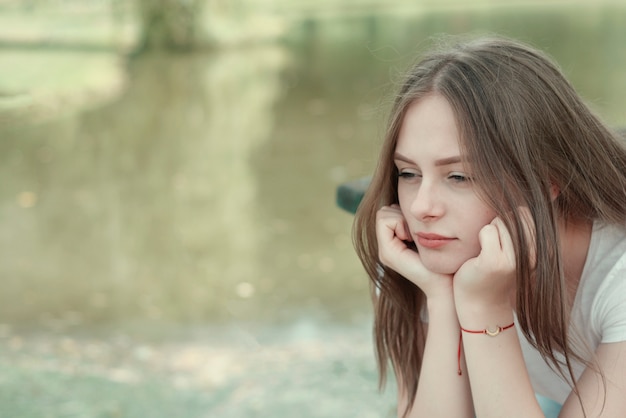 Triste jeune fille adolescente. Bouchent le portrait d'une femme en méditation. Scène en plein air. Espace de copie.