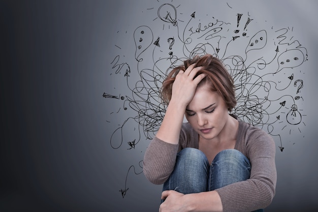 Triste jeune homme avec une expression de visage stressée et un cerveau se fondant dans des points d'interrogation de lignes.