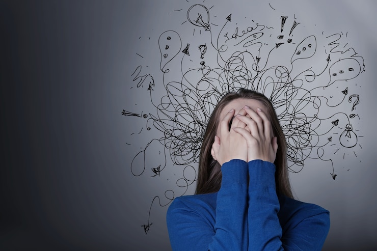 Photo triste jeune homme avec une expression de visage stressée et un cerveau se fondant dans des points d'interrogation de lignes.
