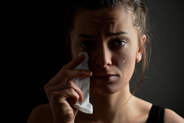 Triste malheureuse femme qui pleure et qui pleure avec des yeux de larmes