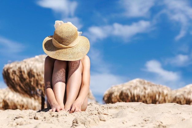 Photo triste seul bouleversé déprimé stressé adolescente sur la plage dans les mauvaises vacances d'été problèmes d'adolescent