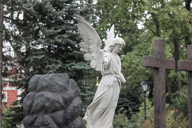 Triste statue antique dans un cimetière