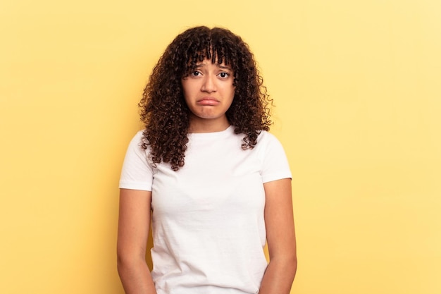 Triste visage sérieux se sentant misérable et mécontent