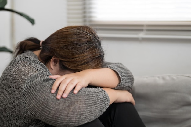 Tristesse surpoids plus taille femme pensant à des problèmes sur le canapé fille contrariée se sentant seule et triste à cause d'une mauvaise relation ou femme déprimée trouble de la santé mentale